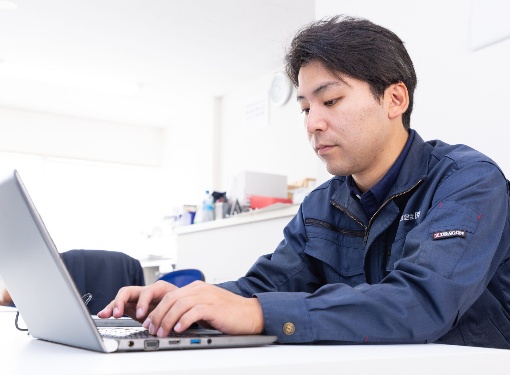 パソコン作業中のスタッフ