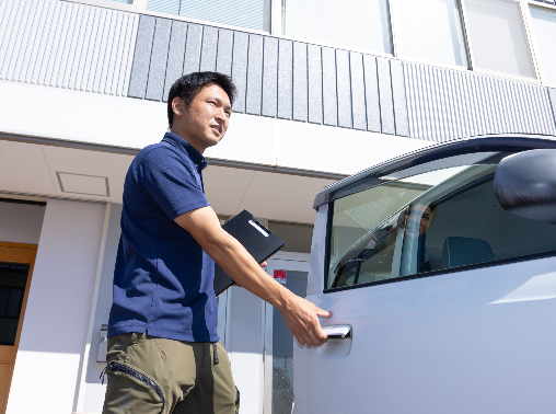 訪問先へ連絡するスタッフ