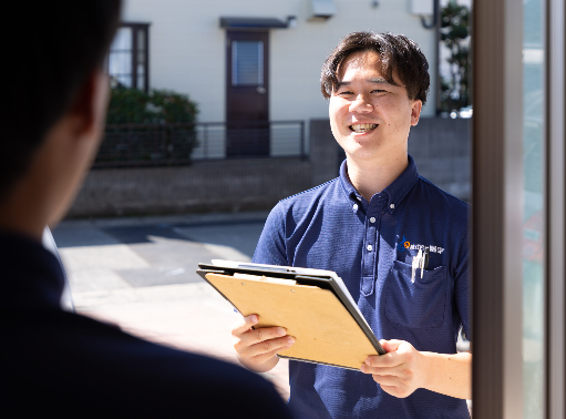 前向きな表情のスタッフ